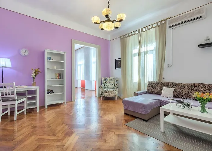 Center Big With Private Parking Apartment *