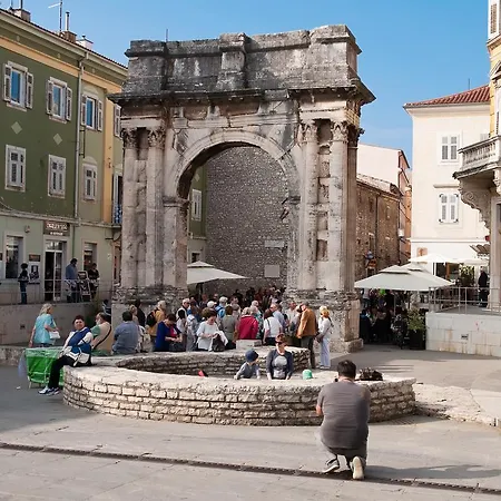 Center Big With Private Parking Appartamento Pola