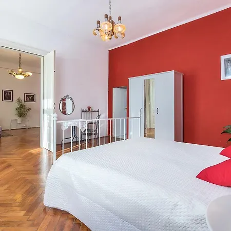 Center Big With Private Parking Pula