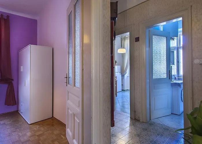 Center Big With Private Parking Apartment *