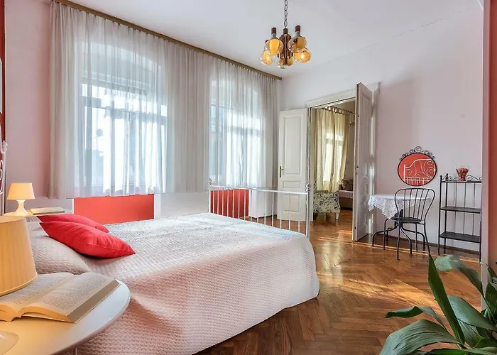 Center Big With Private Parking Apartment *